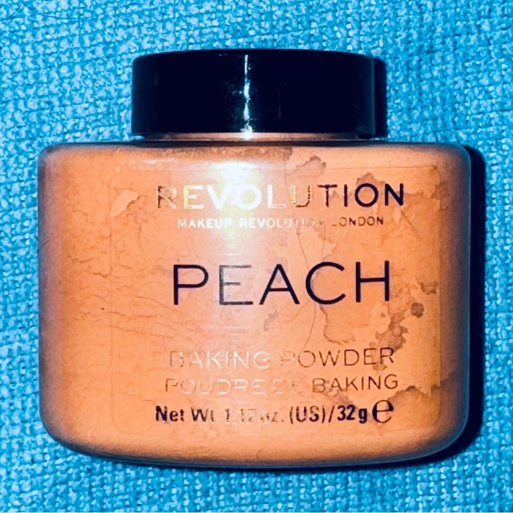 Makeup Revolution Baking Powder in Peach